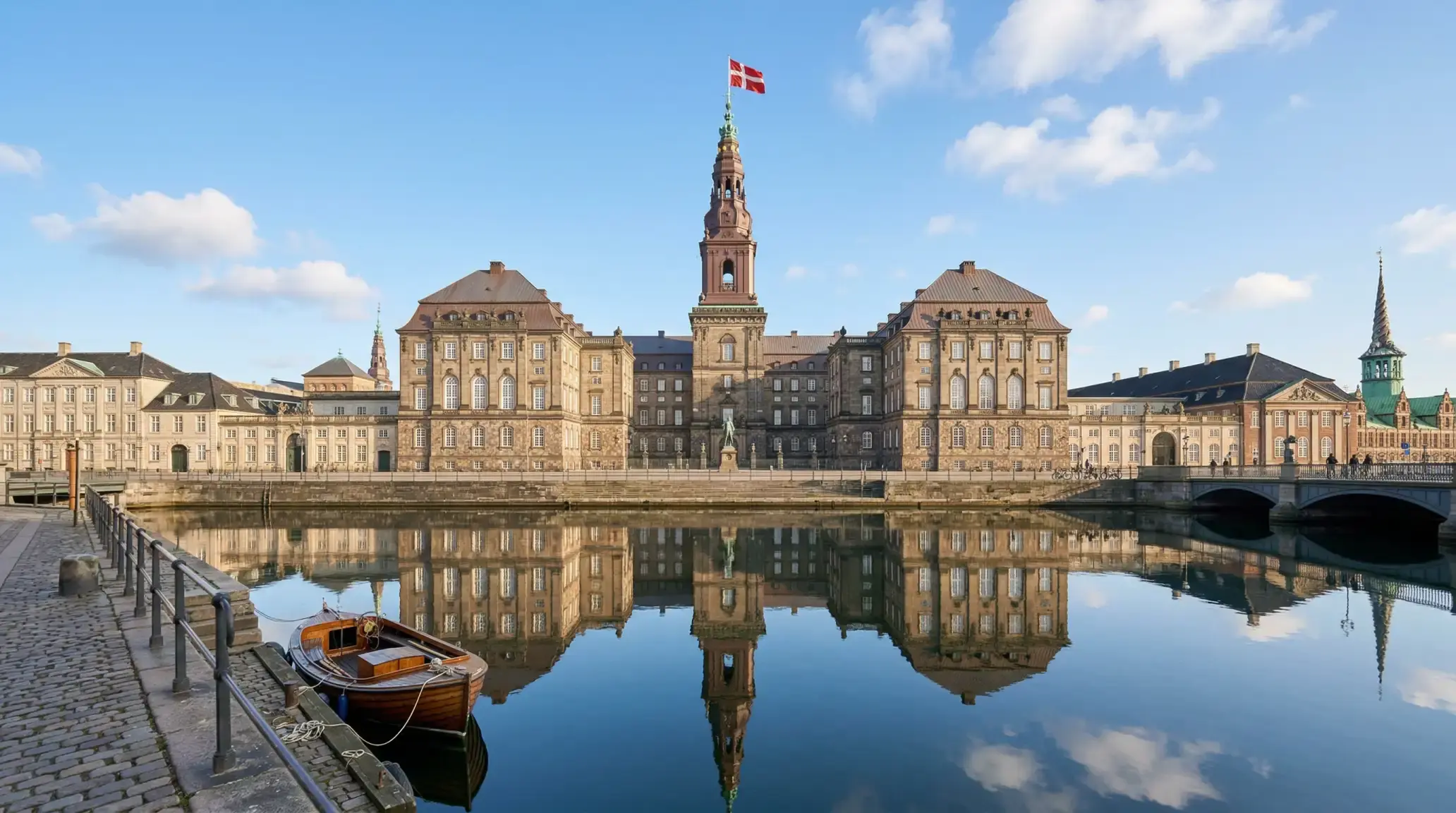Dansk parlamentsbygning Christiansborg med fodbold og lovgivningsdokumenter i forgrunden